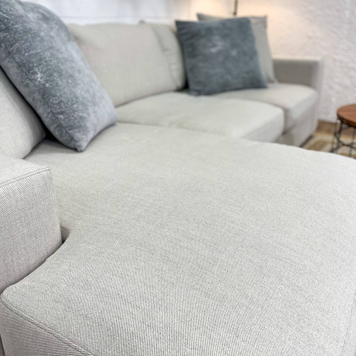 Jonathan Louis 2pc Sectional w/Chaise (8 months old) - Pull Up A Couch