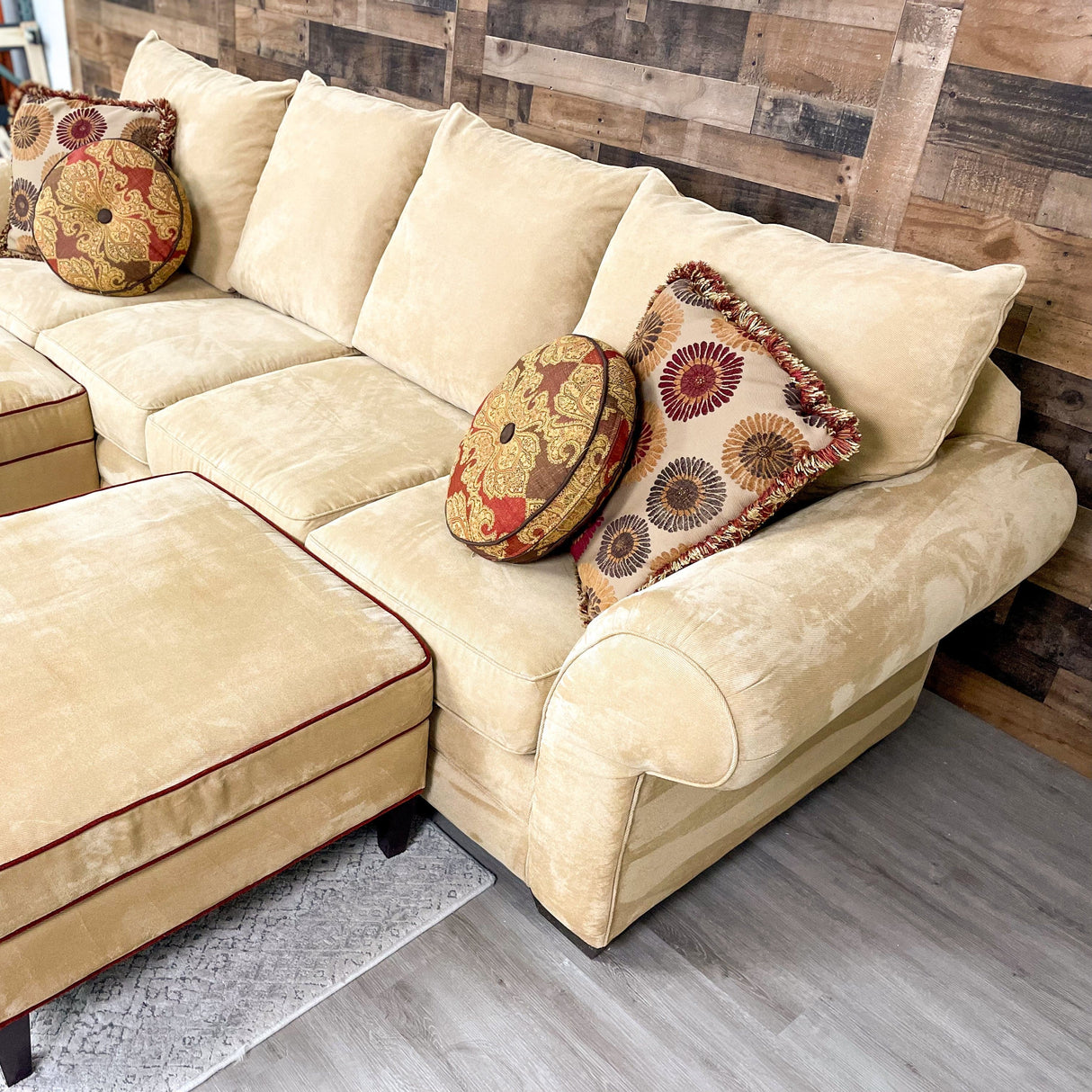 Bassett Cameron 2pc Sectional Sofa w/4 Ottomans - Pull Up A Couch