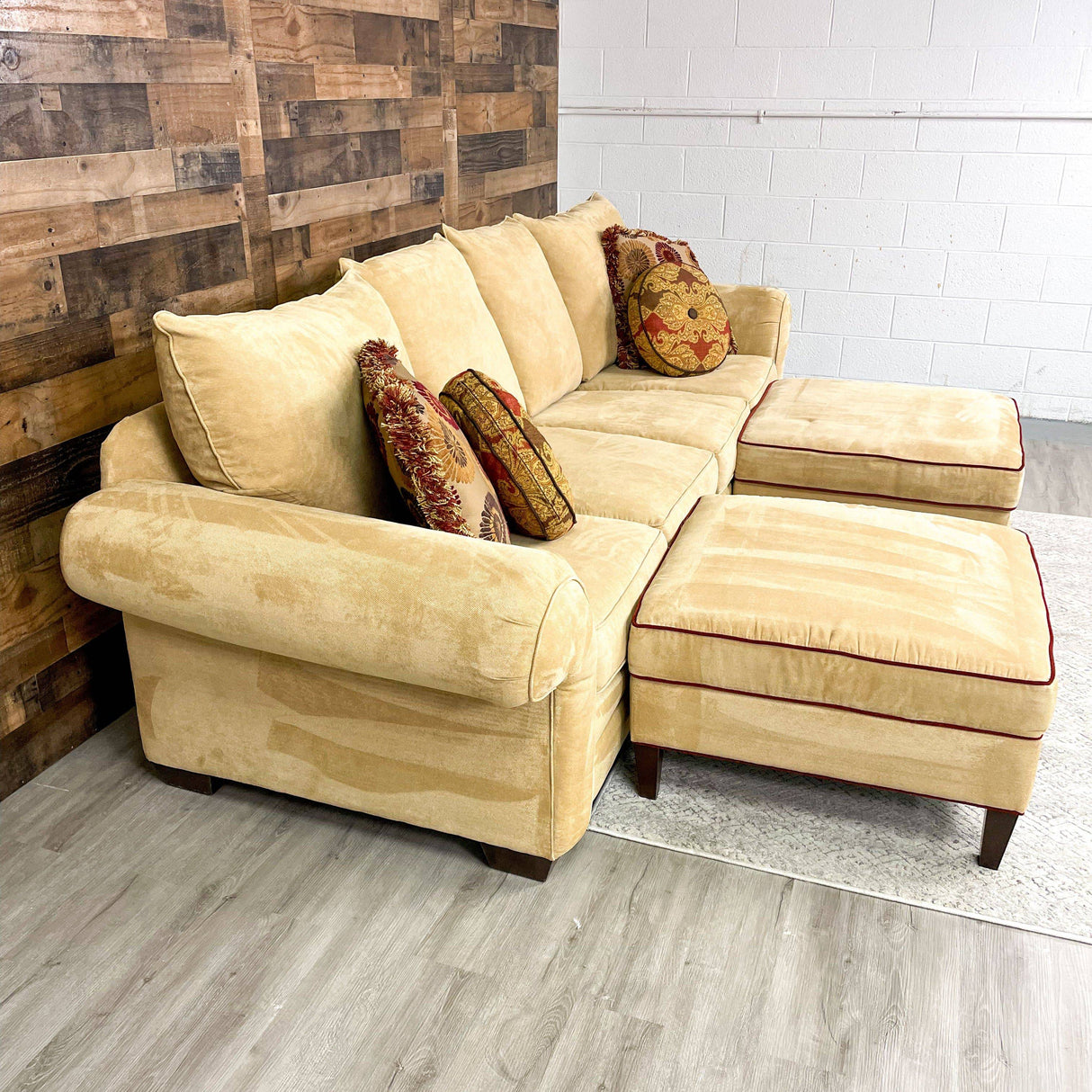 Bassett Cameron 2pc Sectional Sofa w/4 Ottomans - Pull Up A Couch