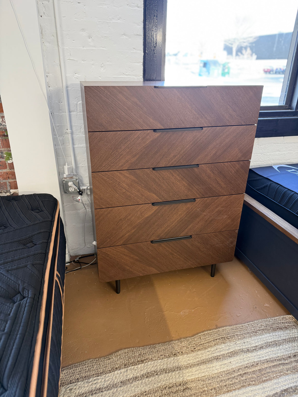 ARTICLE - Nera 5-Drawer Chest (Walnut)