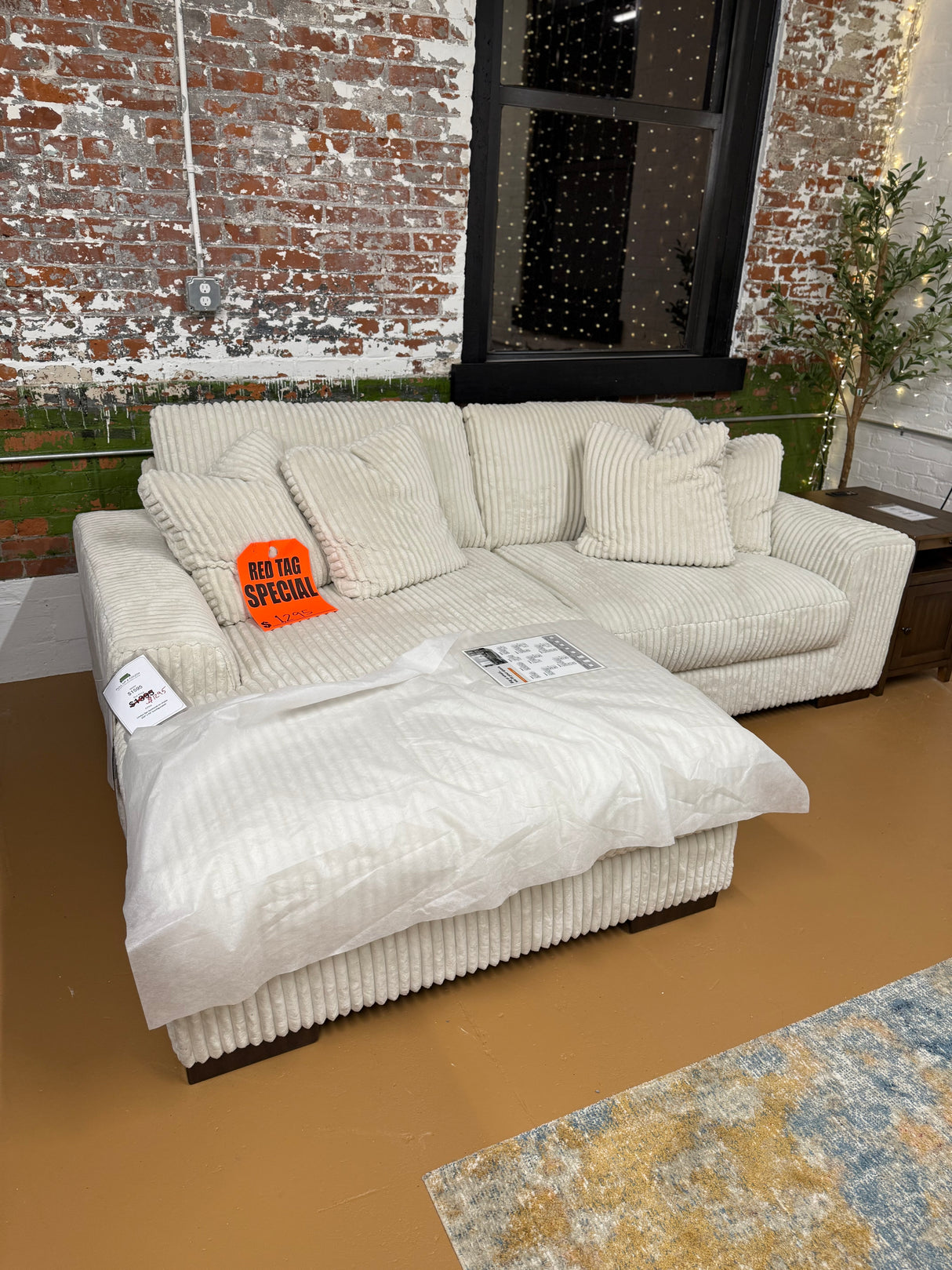 Lindyn 2pc Sectional w/Left Chaise