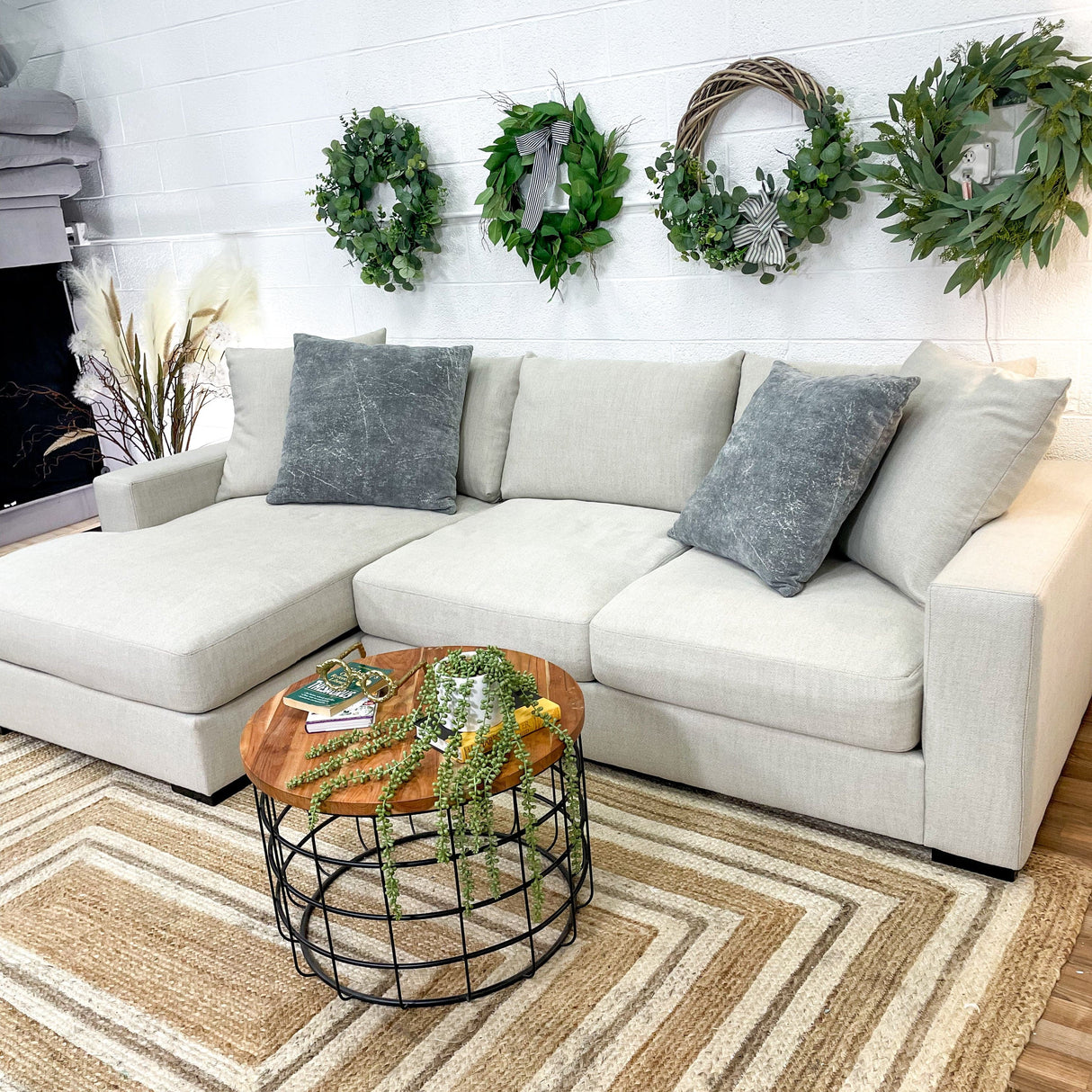 Jonathan Louis 2pc Sectional w/Chaise (8 months old) - Pull Up A Couch