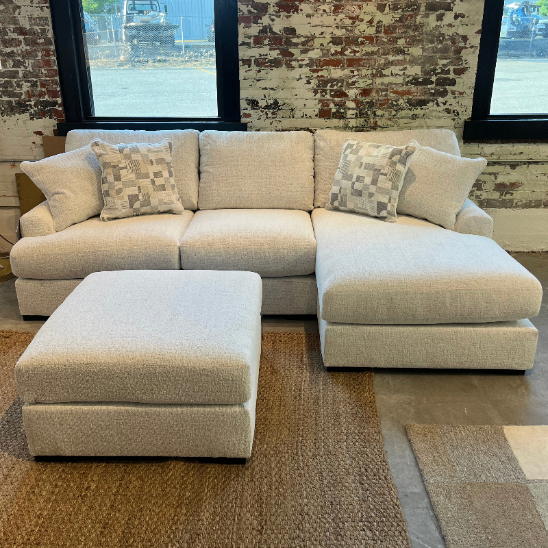 Ashbourne Sectional w/ Chaise (2pc)
