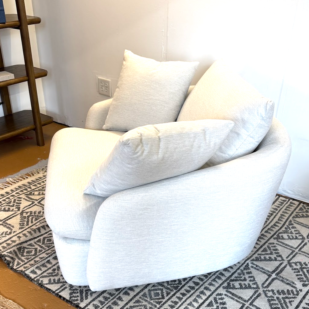 Grand Swivel Lounge Chair (Silver Ivory)