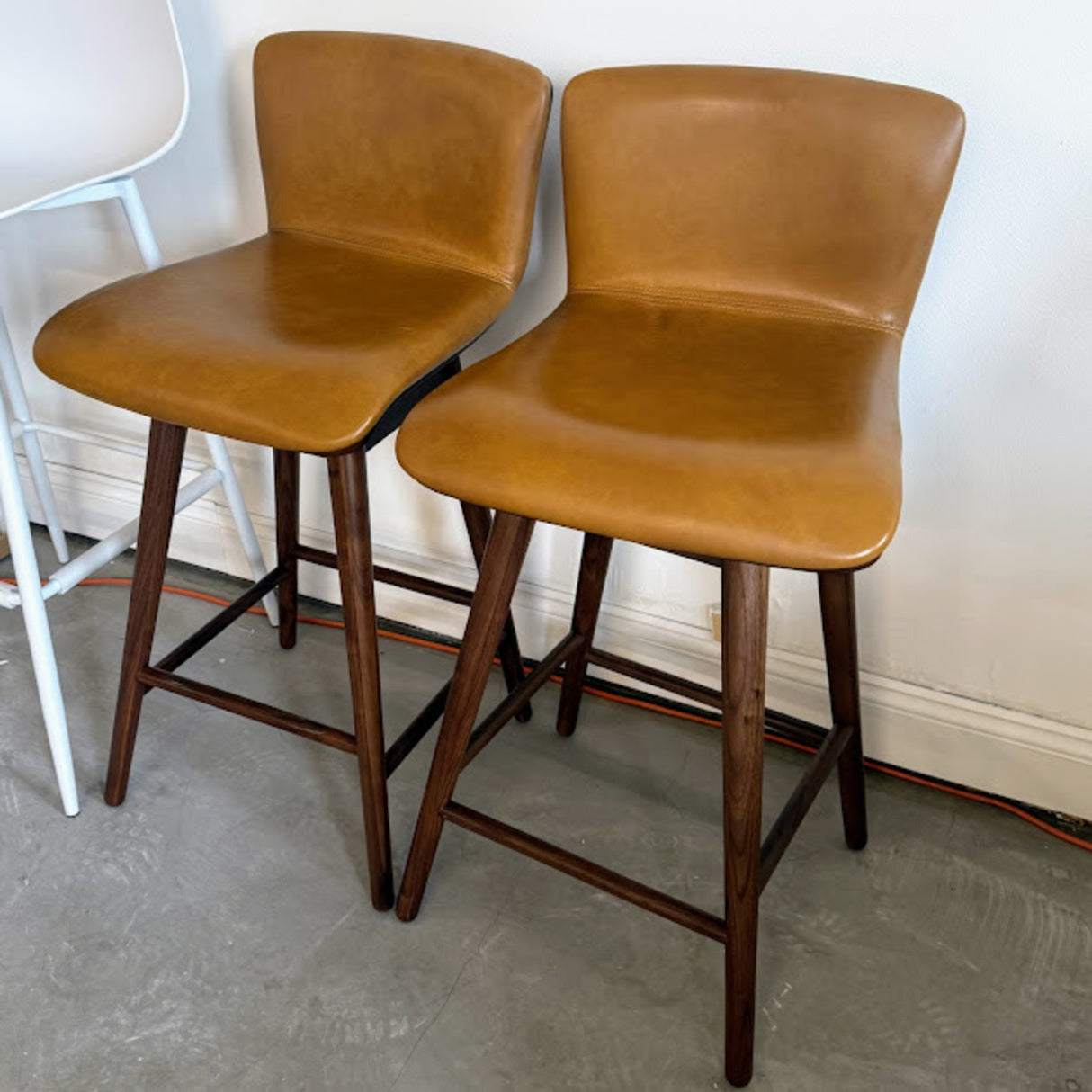 SEDE LEATHER SWIVEL COUNTER STOOL (Tan/Walnut)