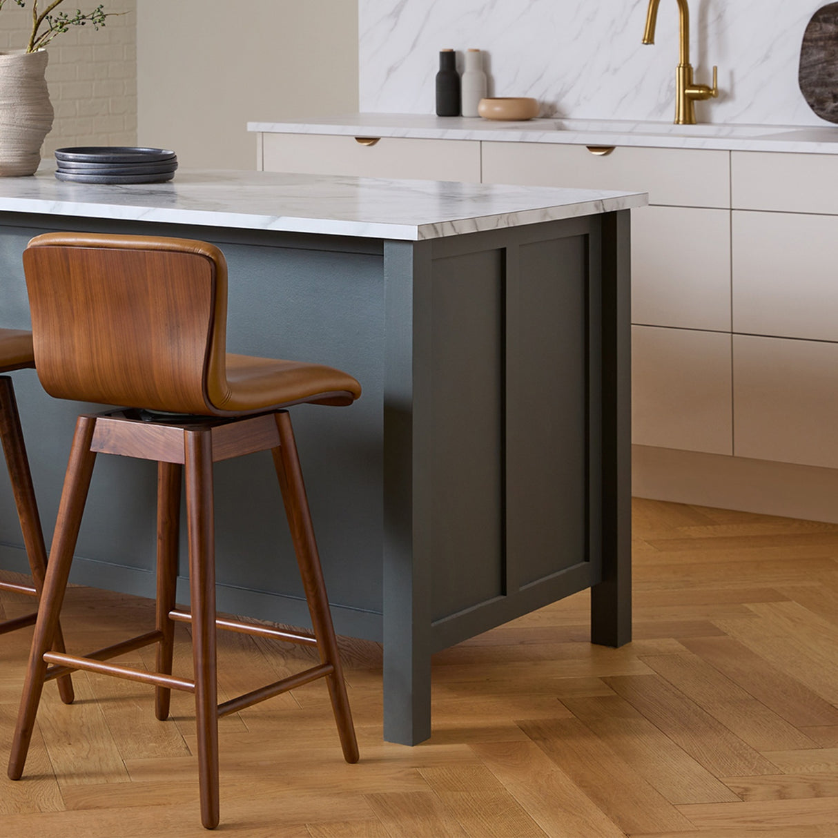 SEDE LEATHER SWIVEL COUNTER STOOL (Tan/Walnut)