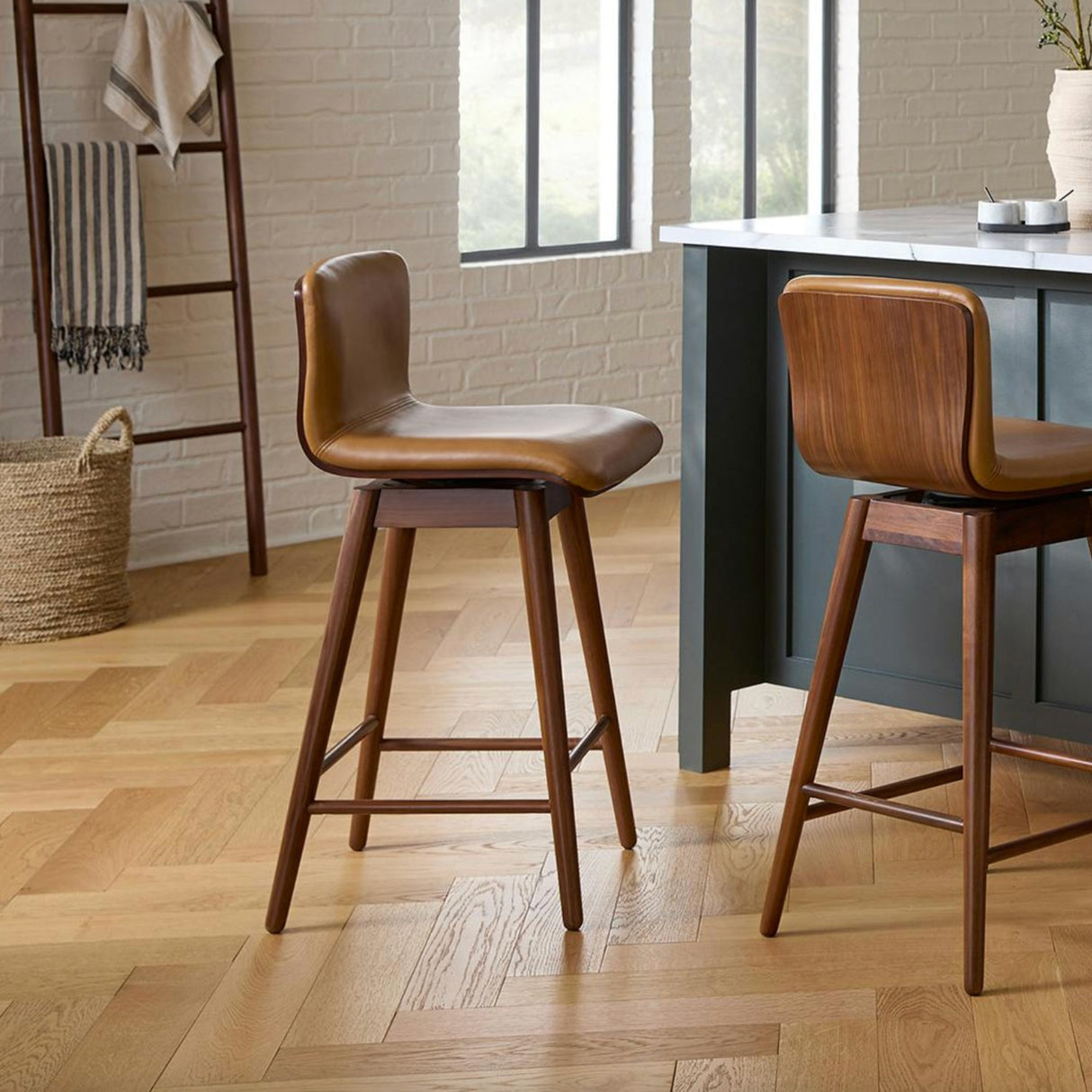 Genuine Leather Swivel Counter Stool (Tan/Walnut)