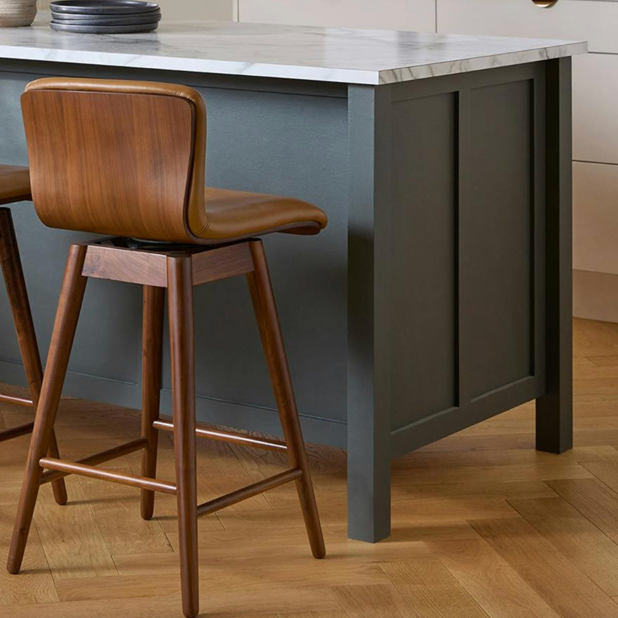 Genuine Leather Swivel Counter Stool (Tan/Walnut)