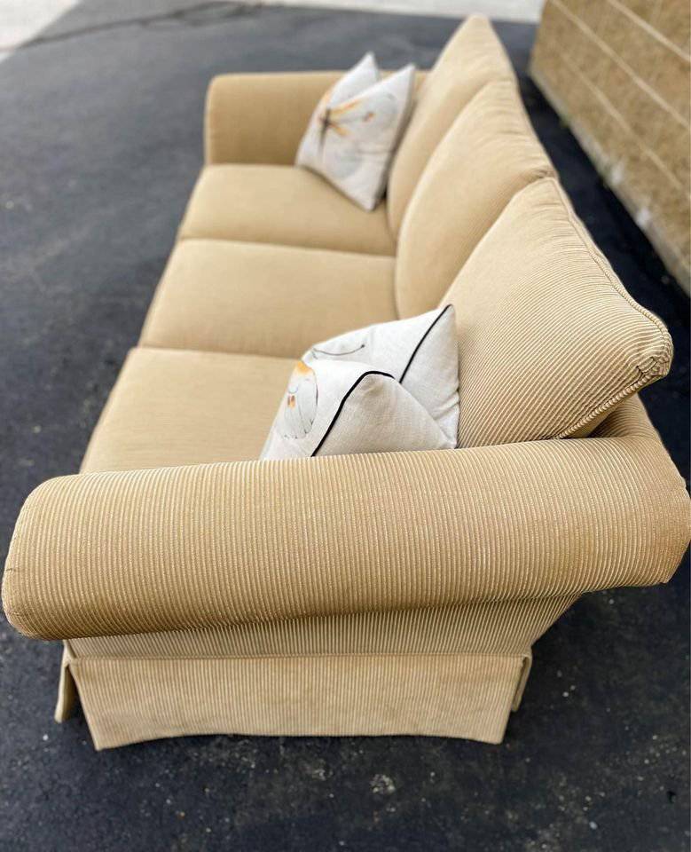 American Classics 3 Seat Couch - Pull Up A Couch