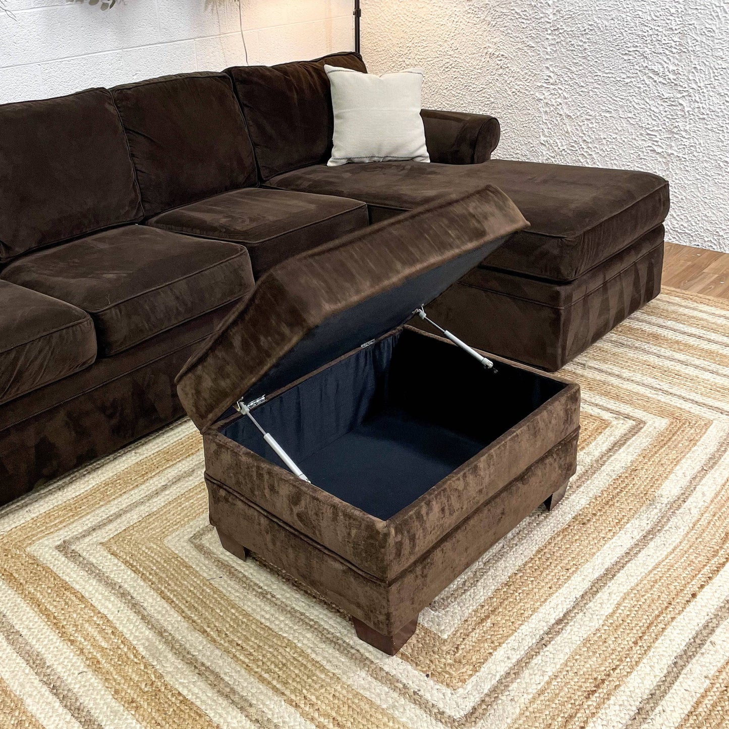 Rowe 2pc Sectional w/Chaise - Pull Up A Couch