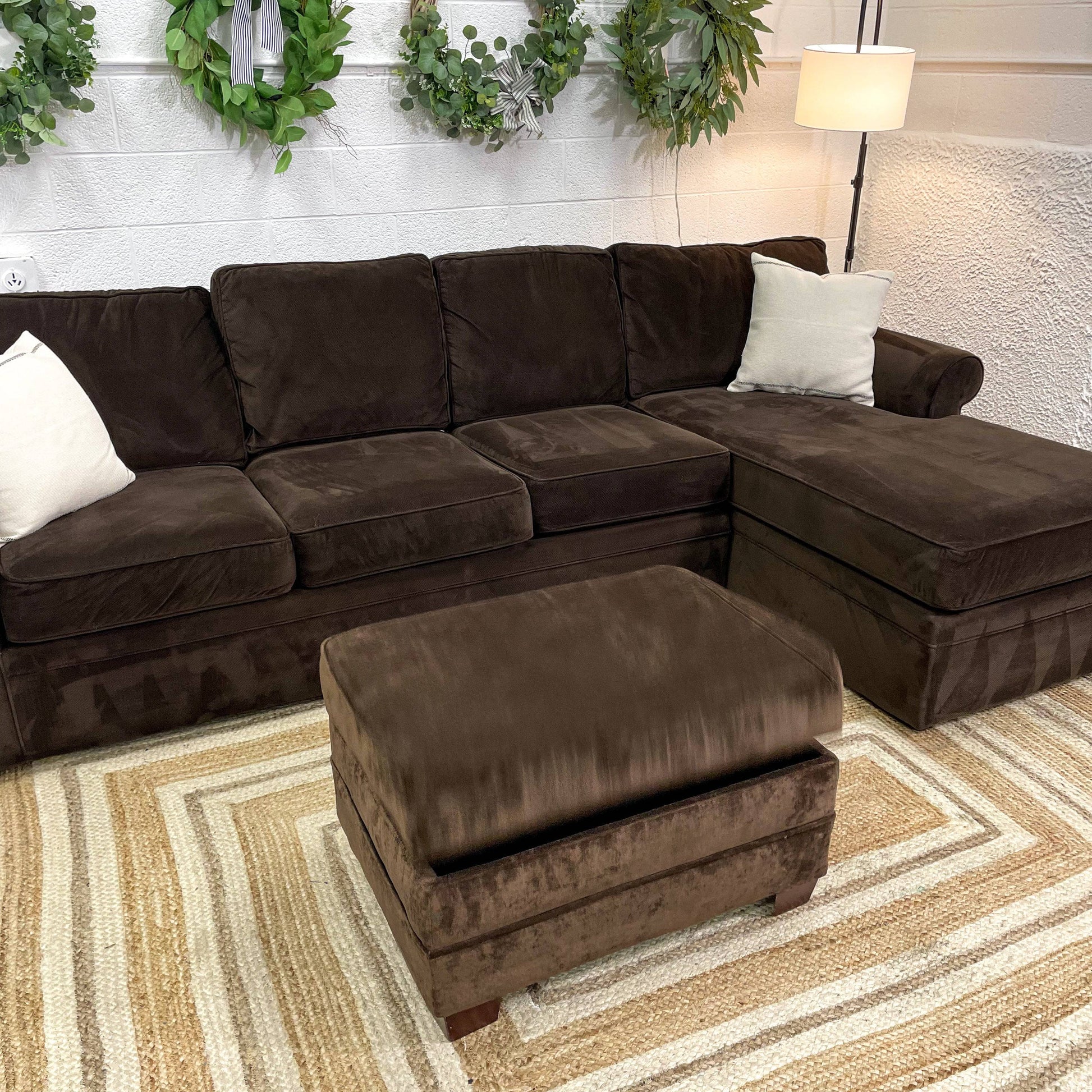 Rowe 2pc Sectional w/Chaise - Pull Up A Couch