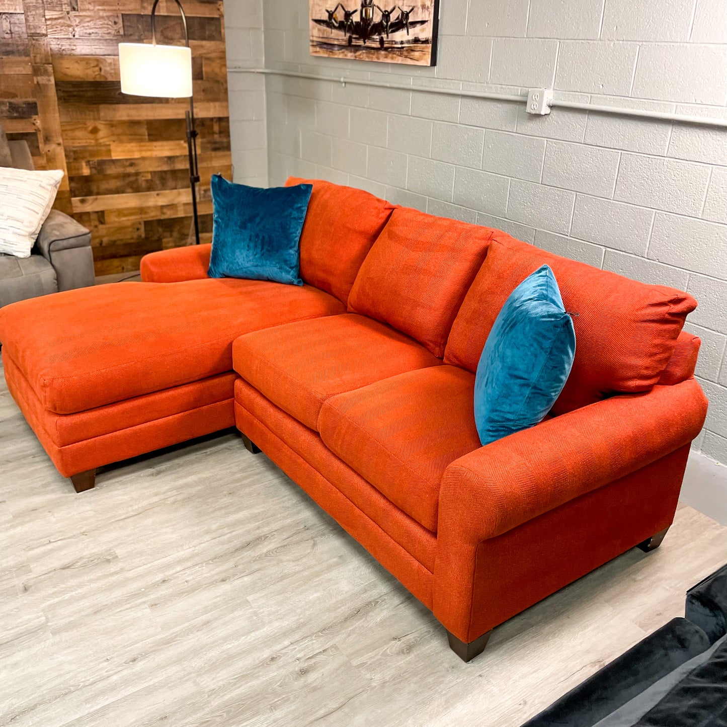 Bassett 2pc Sectional w/Chaise