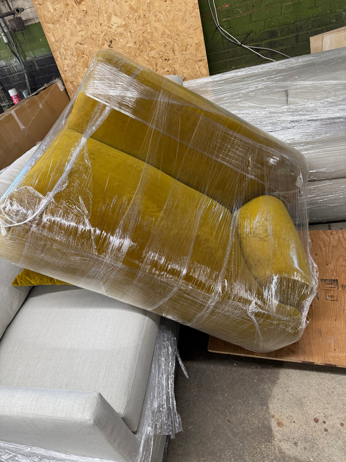 ARTICLE - Abisko Velvet Left Sectional (Yarrow Gold)