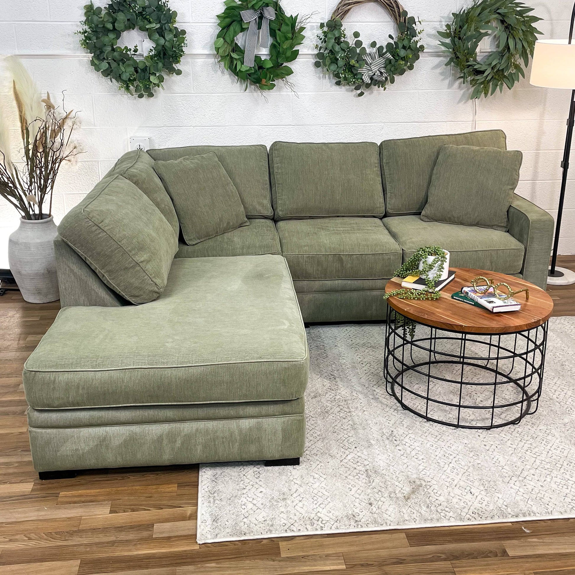 Jonathan Louis 2pc Sectional w/Chaise - Pull Up A Couch