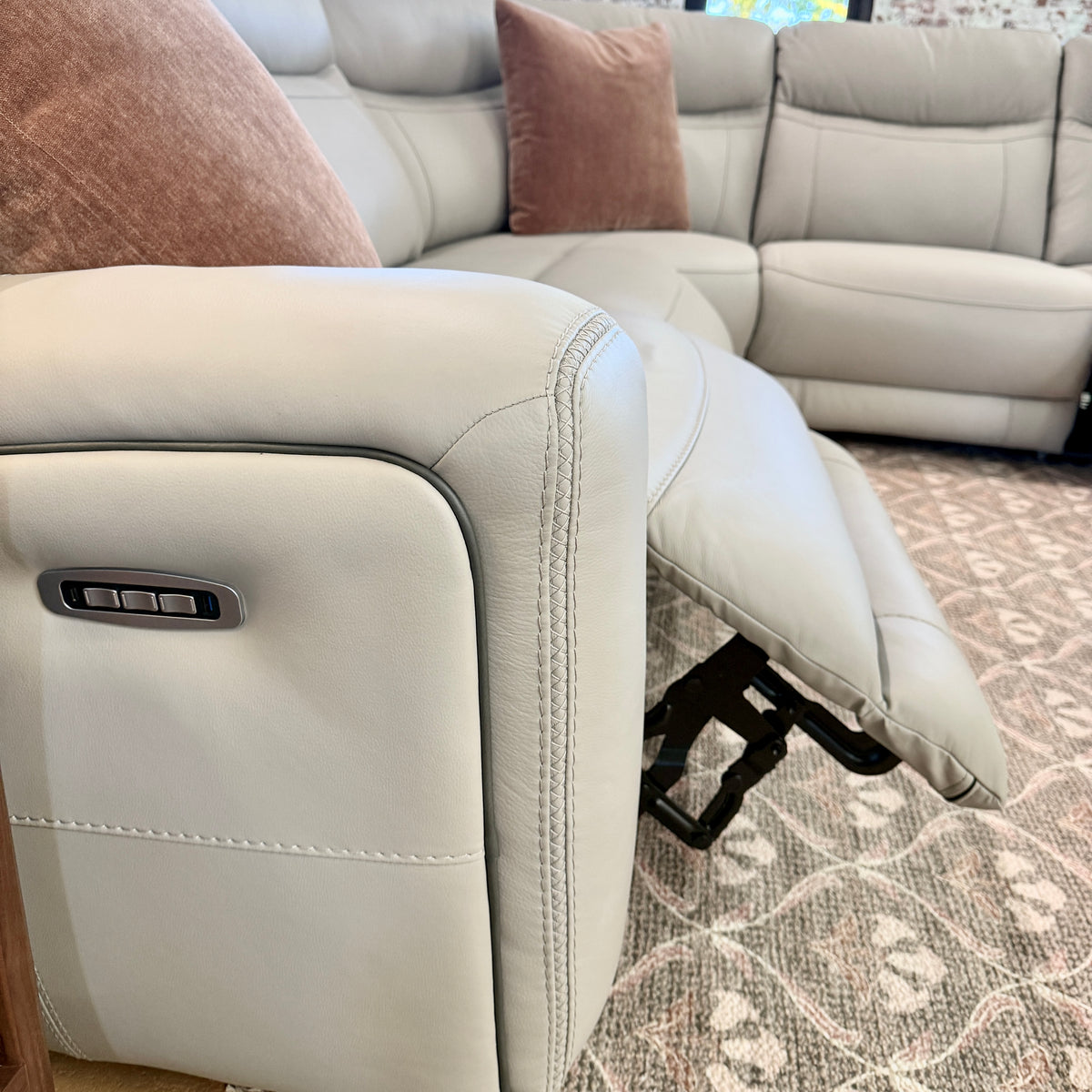 Salerno Power Reclining Sectional (5pc)