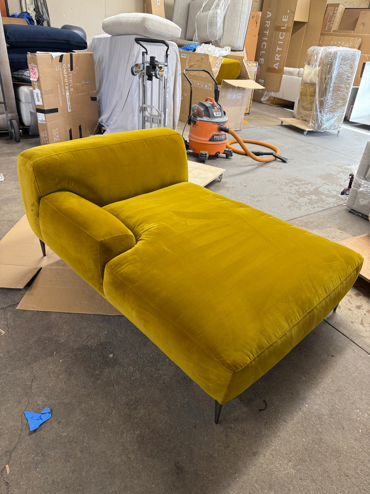 ARTICLE - Abisko Velvet Left Sectional (Yarrow Gold)