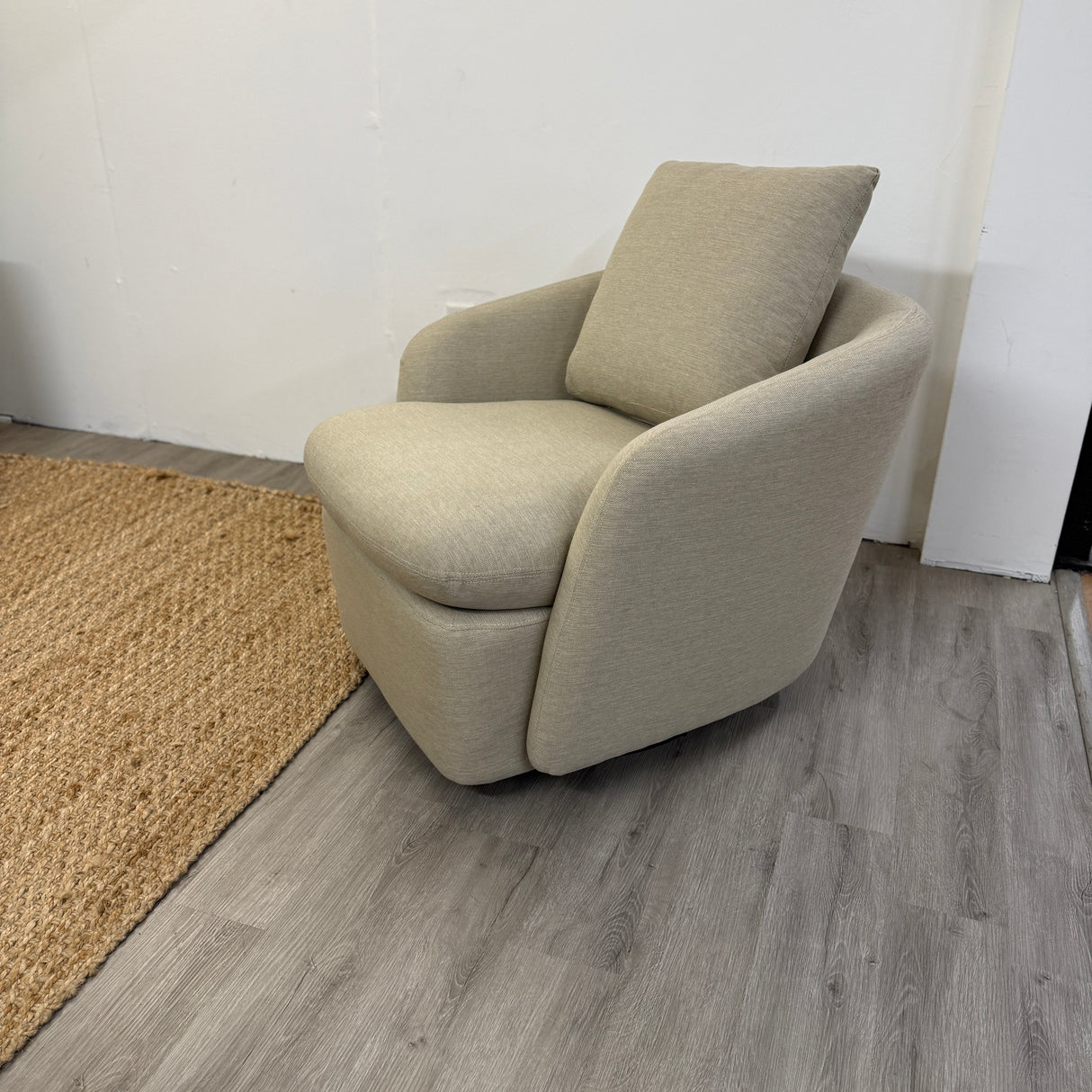 Swivel Lounge Chair (Silver Taupe)