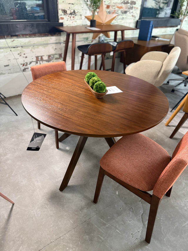 Lyncott 45" Dining Table (CLEARANCE) - Pull Up A Couch