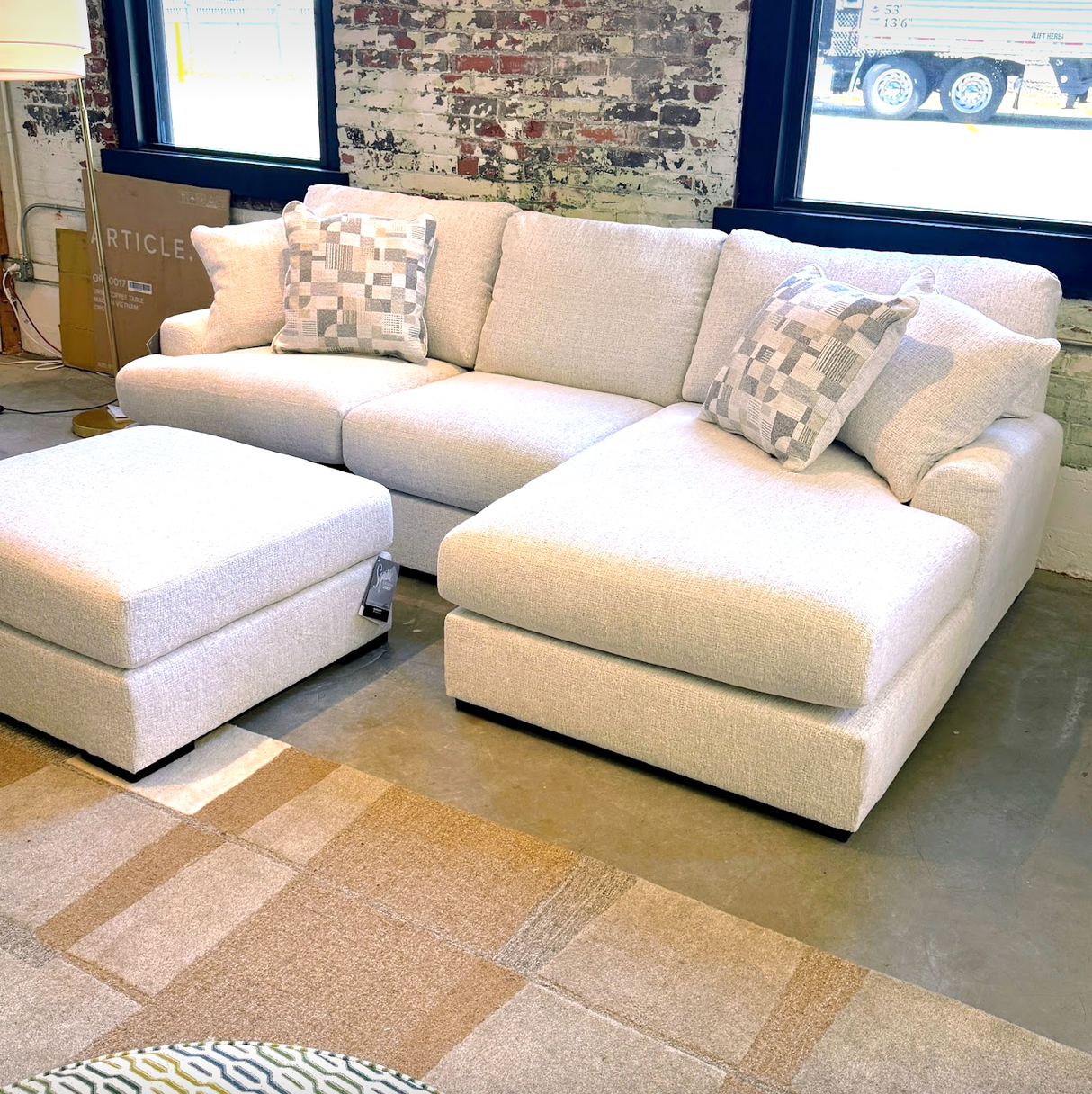 Ashbourne Sectional w/ Chaise (2pc)