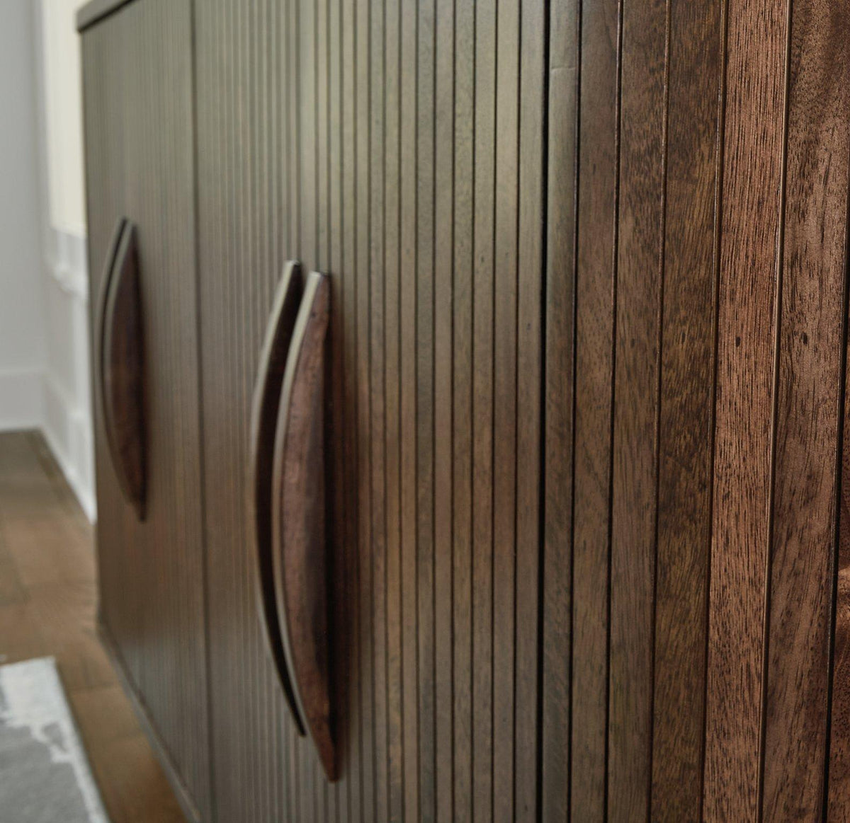 Ashley Furniture Amickly accent cabinet with a modern design, featuring a sleek wood finish and stylish storage compartments.