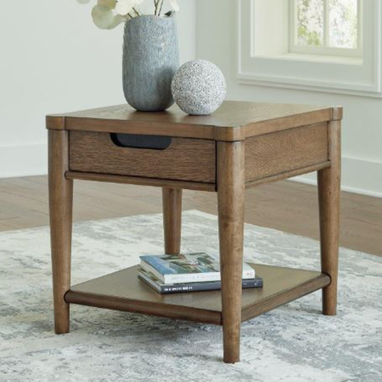 (NEW) Roanhowe End Table