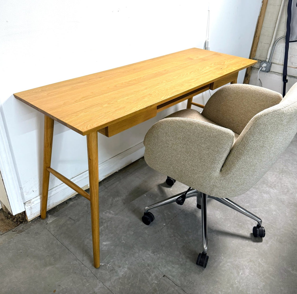 ARTICLE - Culla 55" Desk (Oak)