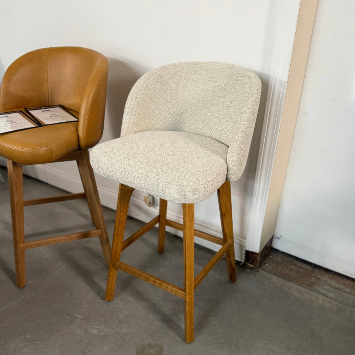 MCM Swivel Counter Stool (Oak/Camellia Ivory)