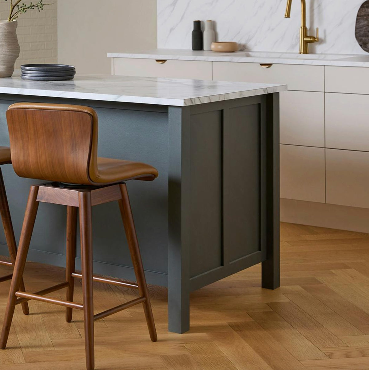 Leather Swivel Counter Stool (Tan/Walnut)