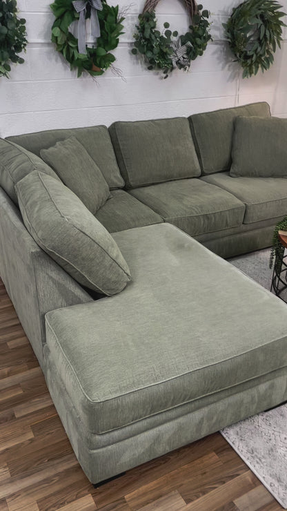 Jonathan Louis 2pc Sectional w/Chaise