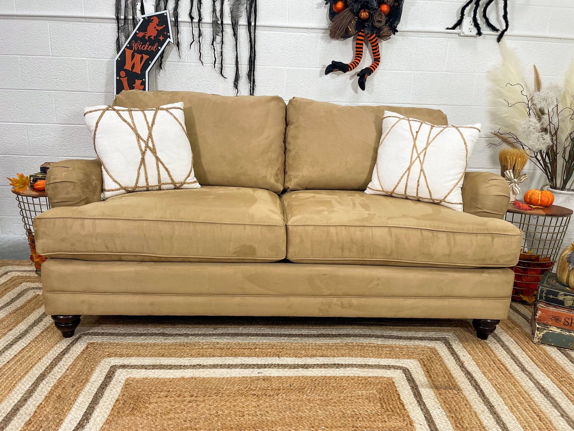 Bassett English Arm Sofa w/Queen Sleeper - Pull Up A Couch